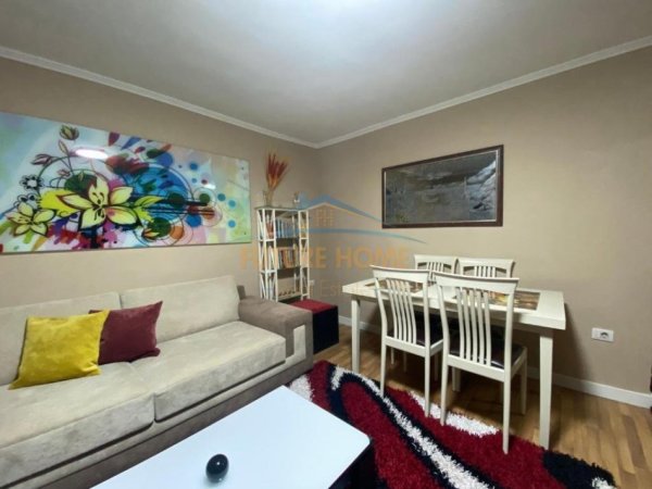 Tirane, jepet me qera apartament 2+1+Ballkon Kati 2, 80 m² 700 € (Zogu i Zi)