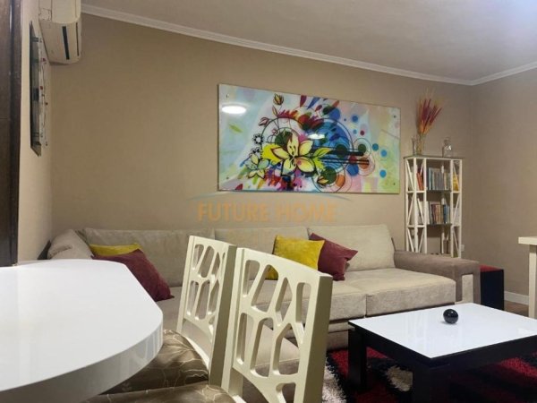 Tirane, jepet me qera apartament 2+1+Ballkon Kati 2, 80 m² 700 € (Zogu i Zi)