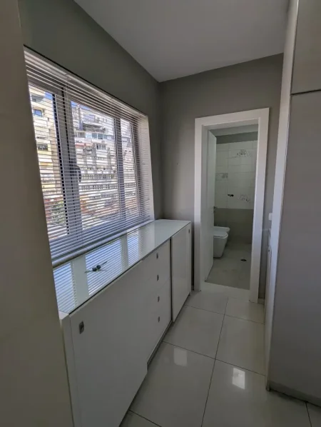 Tirane, jepet me qera apartament 3+1+Ballkon Kati 3, 90 m² 650 € (Pazari i Ri)