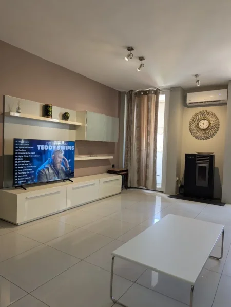 Tirane, jepet me qera apartament 3+1+Ballkon Kati 3, 90 m² 650 € (Pazari i Ri)