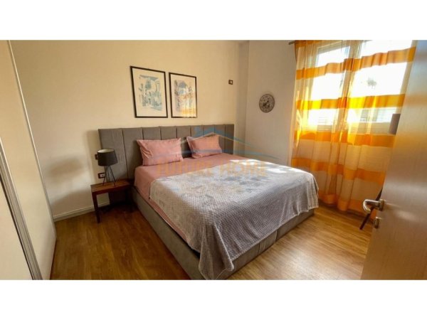 Tirane, jepet me qera apartament 1+1+Ballkon Kati 7, 70 m² 700 € (Pazar i Ri)