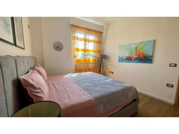 Tirane, jepet me qera apartament 1+1+Ballkon Kati 7, 70 m² 700 € (Pazar i Ri)
