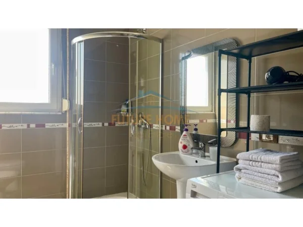 Tirane, jepet me qera apartament 1+1+Ballkon Kati 7, 70 m² 700 € (Pazar i Ri)