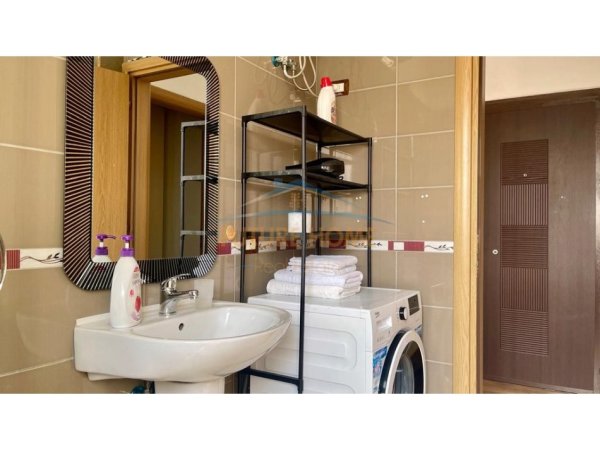 Tirane, jepet me qera apartament 1+1+Ballkon Kati 7, 70 m² 700 € (Pazar i Ri)