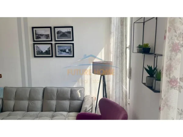 Tirane, jepet me qera apartament 1+1+Ballkon Kati 7, 70 m² 700 € (Pazar i Ri)