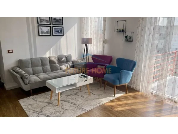 Tirane, jepet me qera apartament 1+1+Ballkon Kati 7, 70 m² 700 € (Pazar i Ri)