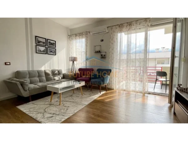 Tirane, jepet me qera apartament 1+1+Ballkon Kati 7, 70 m² 700 € (Pazar i Ri)