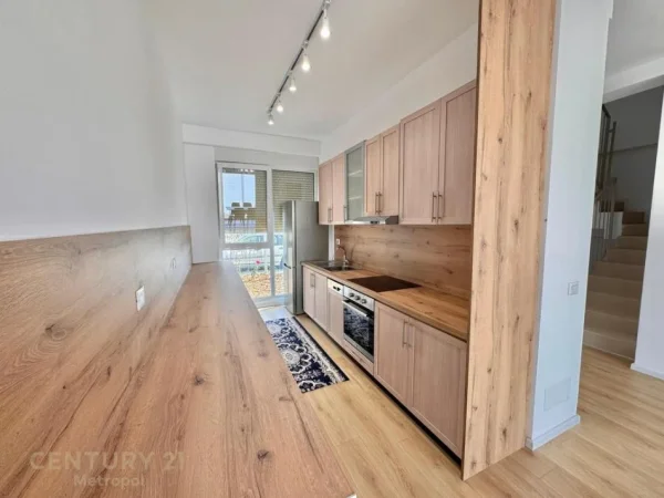 Tirane, jepet me qera Vile 3 Katshe Kati 3, 285 m² 1.400 € 