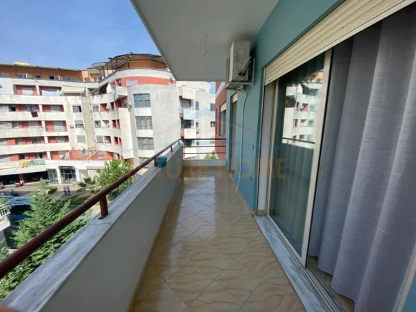 Shitet, Apartament 2+1+2, Fresku, Tiranë.