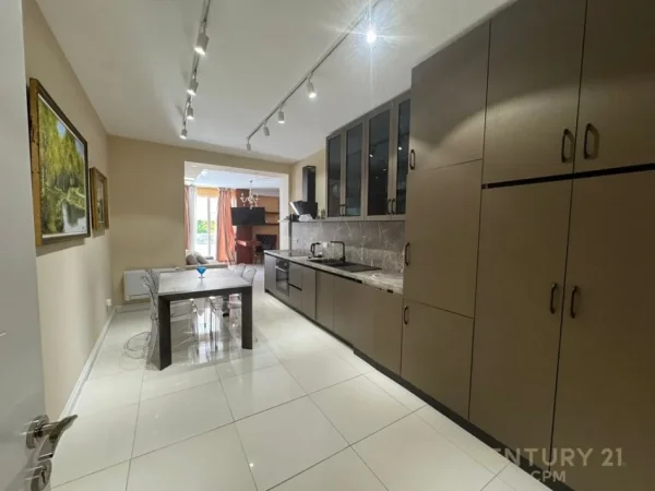 Tirane, shes apartament 3+1+Aneks+Ballkon Kati 1, 193 m² 700.000 €