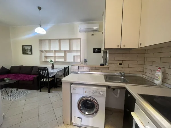Tirane, jepet me qera apartament 1+1 Kati 4, 49 m² 440 € (Rruga 5 Maji prane qendres tregtare concord)
