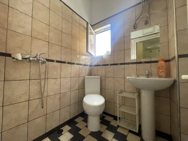Tirane, jepet me qera apartament 1+1 Kati 4, 49 m² 440 € (Rruga 5 Maji prane qendres tregtare concord)