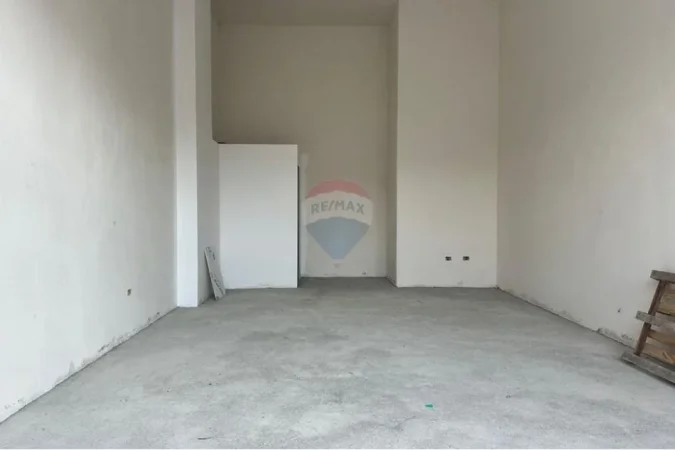 Tirane, jepet me qera dyqan Kati 0, 40 m² 600 € (Rruga Xhanfize Keko, Tiranë)