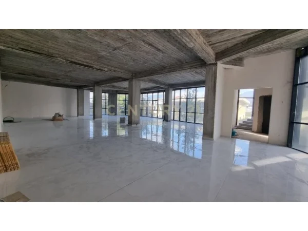 Tirane, jepet me qera ambjent biznesi Kati 6, 2.200 m² 10.000 € (Bathore)