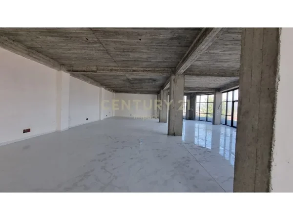 Tirane, jepet me qera ambjent biznesi Kati 6, 2.200 m² 10.000 € (Bathore)