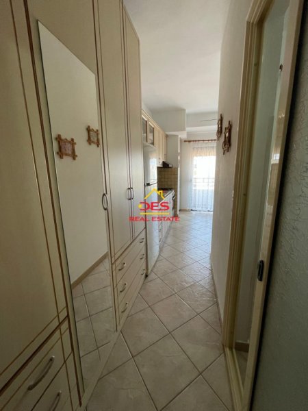 Vlore, jepet me qera apartament 1+1+Ballkon Kati 7, 50 m² 300 € (Rruga Murat Tërbaçi)