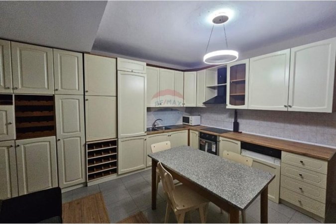 Tirane, jepet me qera apartament 1+1 Kati 2, 90 m² 650 € (Brryli, Tiranë)