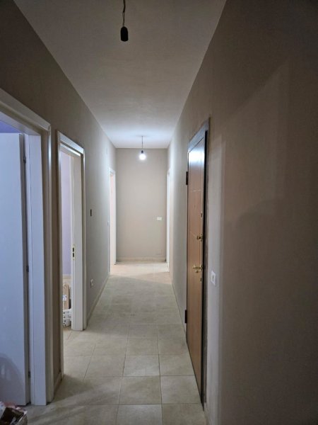 Tirane, jepet me qera apartament 3+1 Kati 7, 560 € 