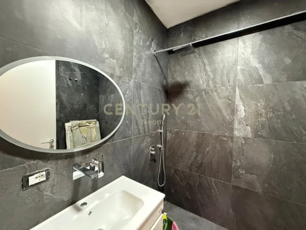 Tirane, jepet me qera apartament 2+1+Aneks+Ballkon Kati 6, 100 m² 900 € 