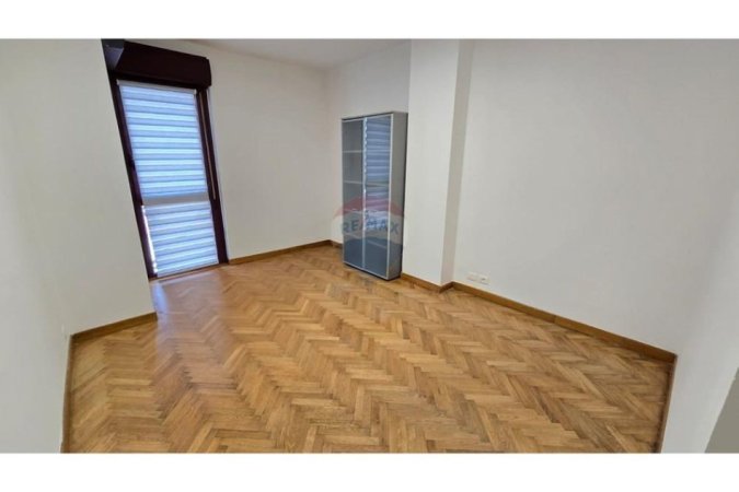 Tirane, jepet me qera zyre , 150 m² 2.000 € (Rruga Abdi Toptani Sheshi Skënderbej, Tiranë)