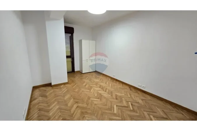 Tirane, jepet me qera zyre , 150 m² 2.000 € (Rruga Abdi Toptani Sheshi Skënderbej, Tiranë)