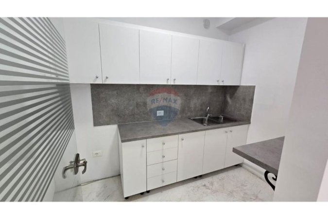 Tirane, jepet me qera zyre , 150 m² 2.000 € (Rruga Abdi Toptani Sheshi Skënderbej, Tiranë)