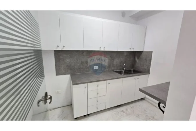 Tirane, jepet me qera zyre , 150 m² 2.000 € (Rruga Abdi Toptani Sheshi Skënderbej, Tiranë)