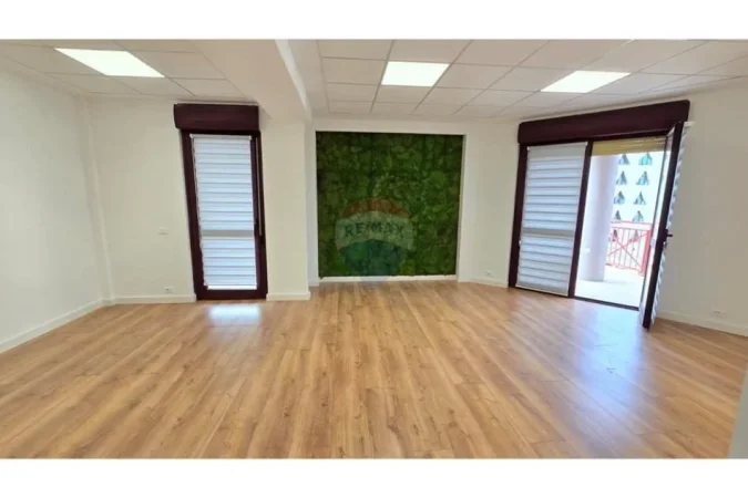 Tirane, jepet me qera zyre , 150 m² 2.000 € (Rruga Abdi Toptani Sheshi Skënderbej, Tiranë)