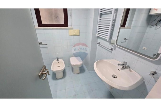 Tirane, jepet me qera zyre , 150 m² 2.000 € (Rruga Abdi Toptani Sheshi Skënderbej, Tiranë)