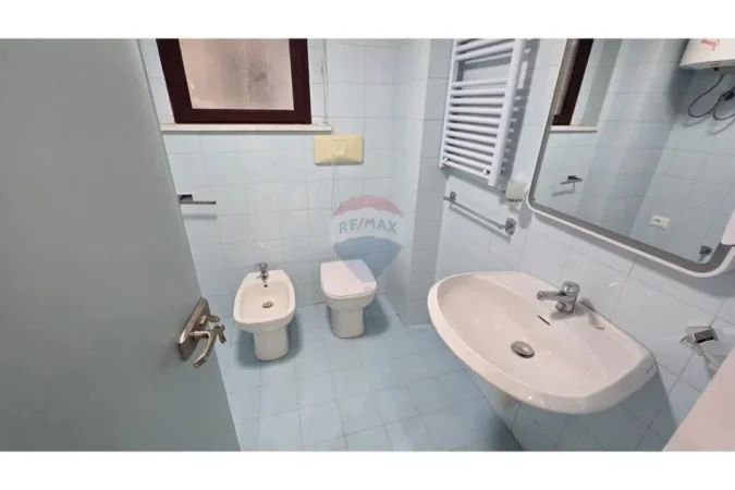 Tirane, jepet me qera zyre , 150 m² 2.000 € (Rruga Abdi Toptani Sheshi Skënderbej, Tiranë)