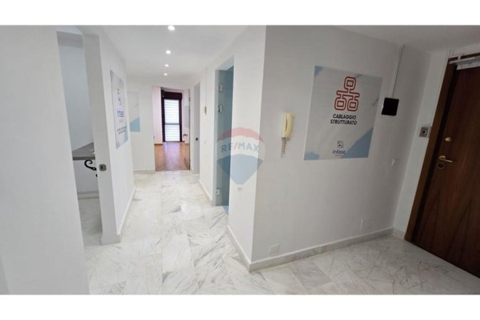 Tirane, jepet me qera zyre , 150 m² 2.000 € (Rruga Abdi Toptani Sheshi Skënderbej, Tiranë)