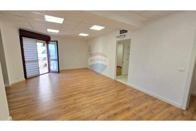 Tirane, jepet me qera zyre , 150 m² 2.000 € (Rruga Abdi Toptani Sheshi Skënderbej, Tiranë)