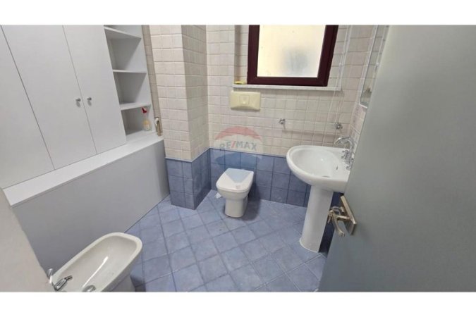 Tirane, jepet me qera zyre , 150 m² 2.000 € (Rruga Abdi Toptani Sheshi Skënderbej, Tiranë)