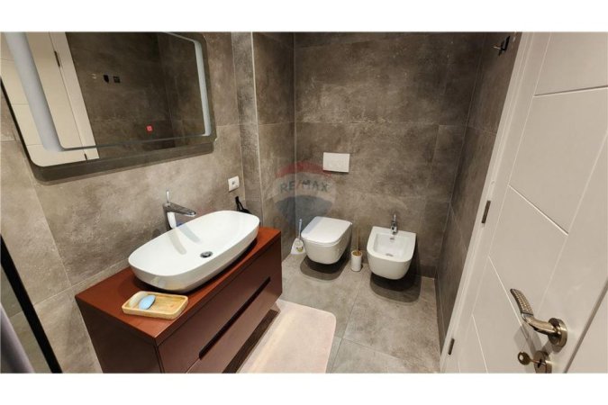 Tirane, jepet me qera apartament 2+1 Kati 7, 150 m² 1.500 € (Rruga Barrikadave Sheshi Skënderbej, Tiranë)