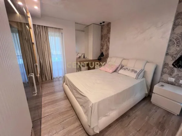 Tirane, jepet me qera apartament 3+1+Aneks+Ballkon Kati 2, 160 m² 1.800 € (Sunrise)