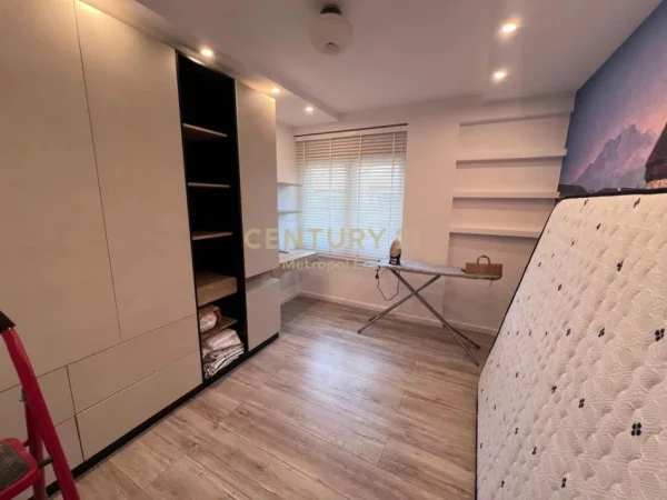 Tirane, jepet me qera apartament 3+1+Aneks+Ballkon Kati 2, 160 m² 1.800 € (Sunrise)