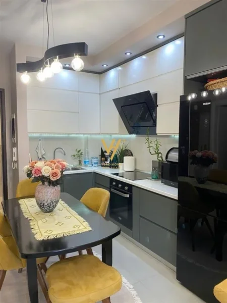 Tirane, jepet me qera apartament 1+1+Ballkon Kati 7, 68 m² 900 € (STADIUMI DINAMO)