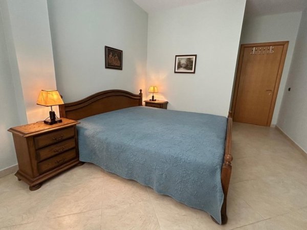 Durres, jepet me qera apartament 1+1 Kati 2, 400 € (Shkembi i Kavajes. Pallati &quot;Praia Garden&quot;)