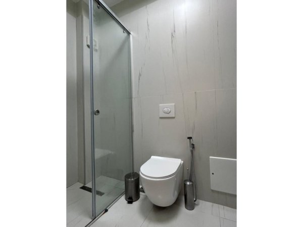 Durres, jepet me qera apartament 1+1 Kati 2, 400 € (Shkembi i Kavajes. Pallati &quot;Praia Garden&quot;)