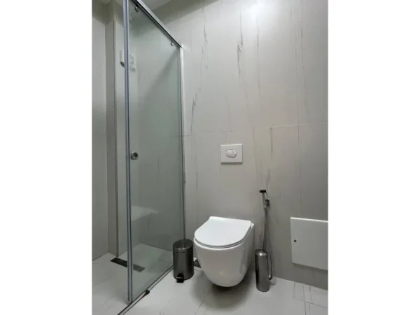 Durres, jepet me qera apartament 1+1 Kati 2, 400 € (Shkembi i Kavajes. Pallati "Praia Garden")