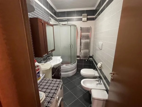Tirane, jepet me qera apartament 2+1 Kati 4, 110 m² 1.000 € (Stadiumi Air Albania)
