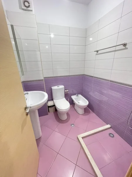 Tirane, jepet me qera apartament 3+1 Kati 2, 136 m² 600 € (ASTIR)