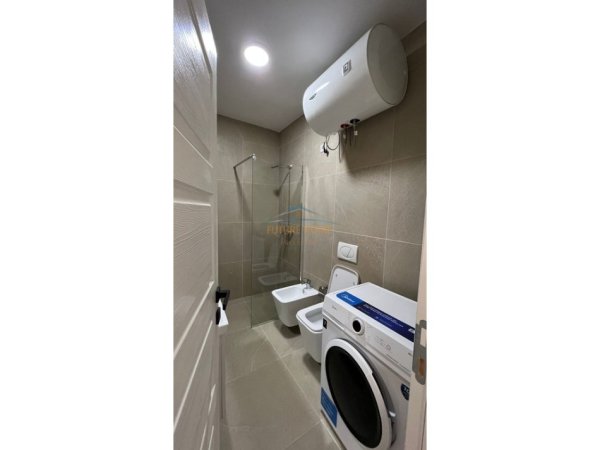 Tirane, jepet me qera apartament 1+1+Ballkon Kati 8, 50 m² 600 € (Shkolla e Kuqe)