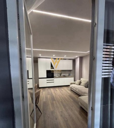 Tirane, jepet me qera apartament 1+1+Ballkon Kati 1, 60 m² 800 € (BULEVARDI ZOGU I PARE)