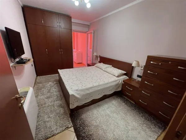 Tirane, jepet me qera apartament 2+1 Kati 3, 112 m² 800 € (Pallatet Agimi)