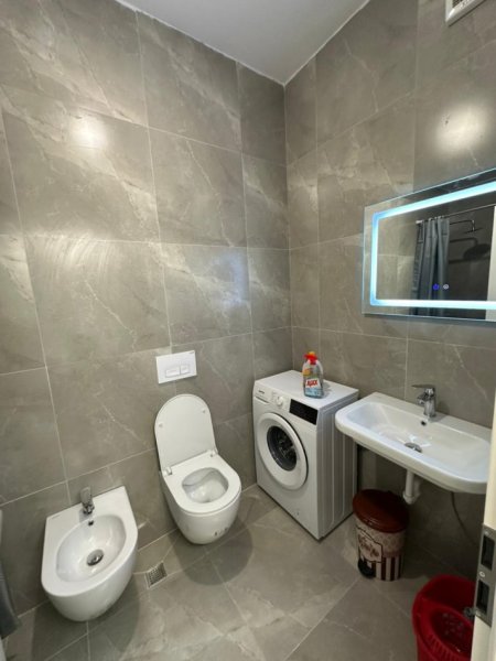 Tirane, jepet me qera apartament 1+1 Kati 3, 400 € (ALI DEM, KOMPLEKSI MANGALEM 21)