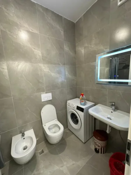 Tirane, jepet me qera apartament 1+1 Kati 3, 400 € (ALI DEM, KOMPLEKSI MANGALEM 21)