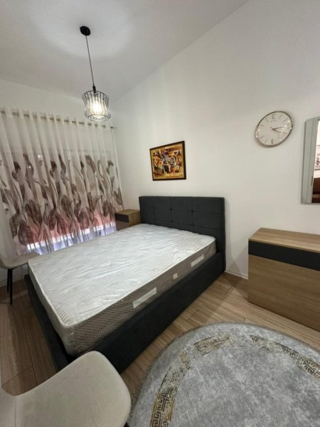 Tirane, jepet me qera apartament 1+1 Kati 3, 400 € (ALI DEM, KOMPLEKSI MANGALEM 21)