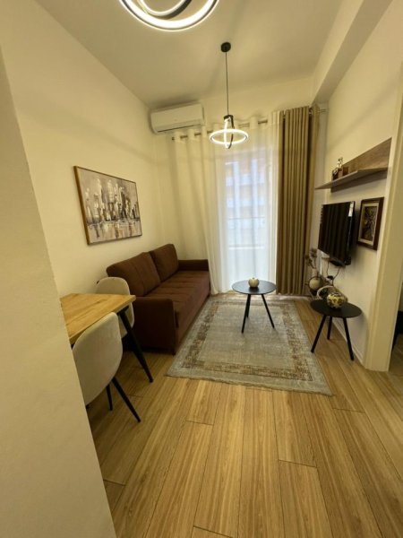 Tirane, jepet me qera apartament 1+1 Kati 3, 400 € (ALI DEM, KOMPLEKSI MANGALEM 21)