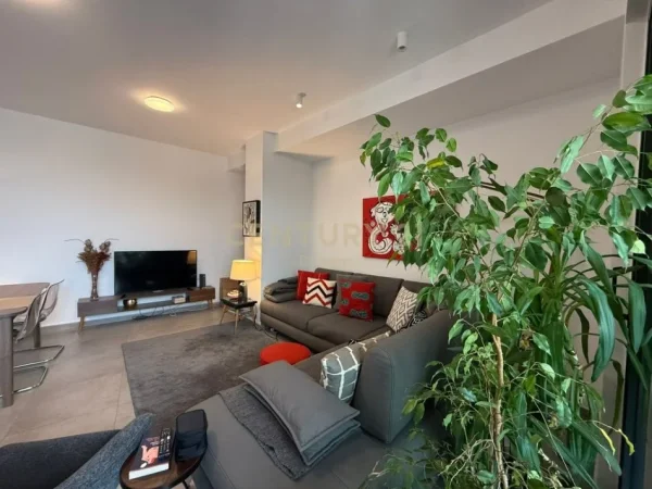 Tirane, jepet me qera apartament 2+1+Ballkon Kati 9, 110 m² 1.200 € (Rruga Faik Konica)